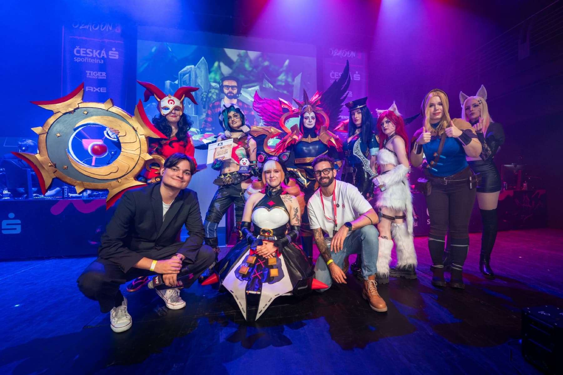 Vítězové cosplay soutěže na pódiu z minulého ročníku Streamers Clash